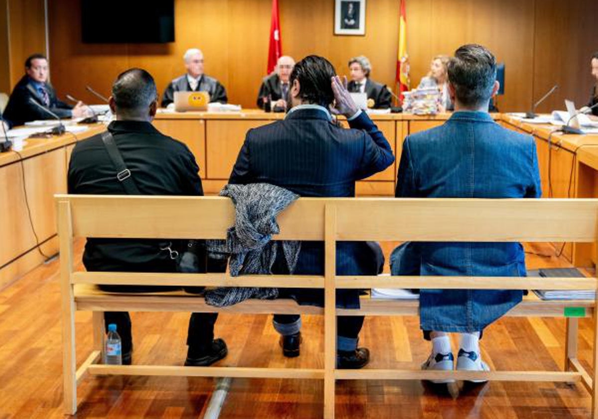 Rafael Amargo (en el centro), durante el juicio en la Audiencia Provincial de Madrid