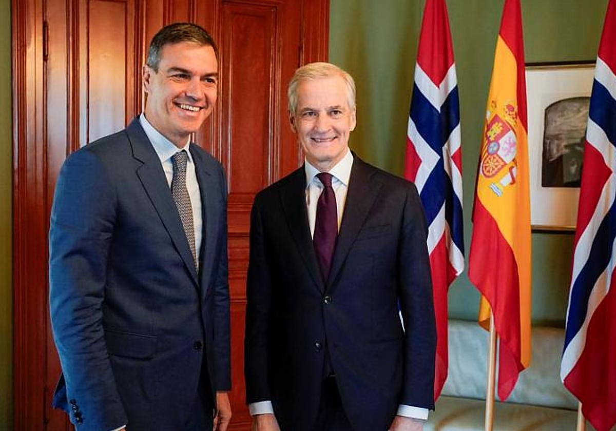 El presidente del Gobierno, Pedro Sánchez, junto al primer ministro de Noruega, Jonas Gahr Store