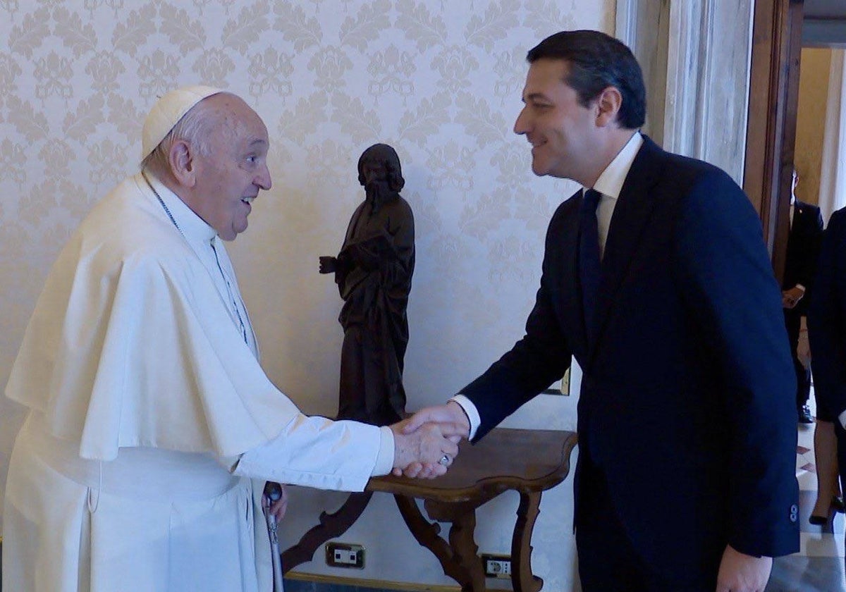 El Papa Francisco en el momento de recibir al alcalde de Córdoba en El Vaticano