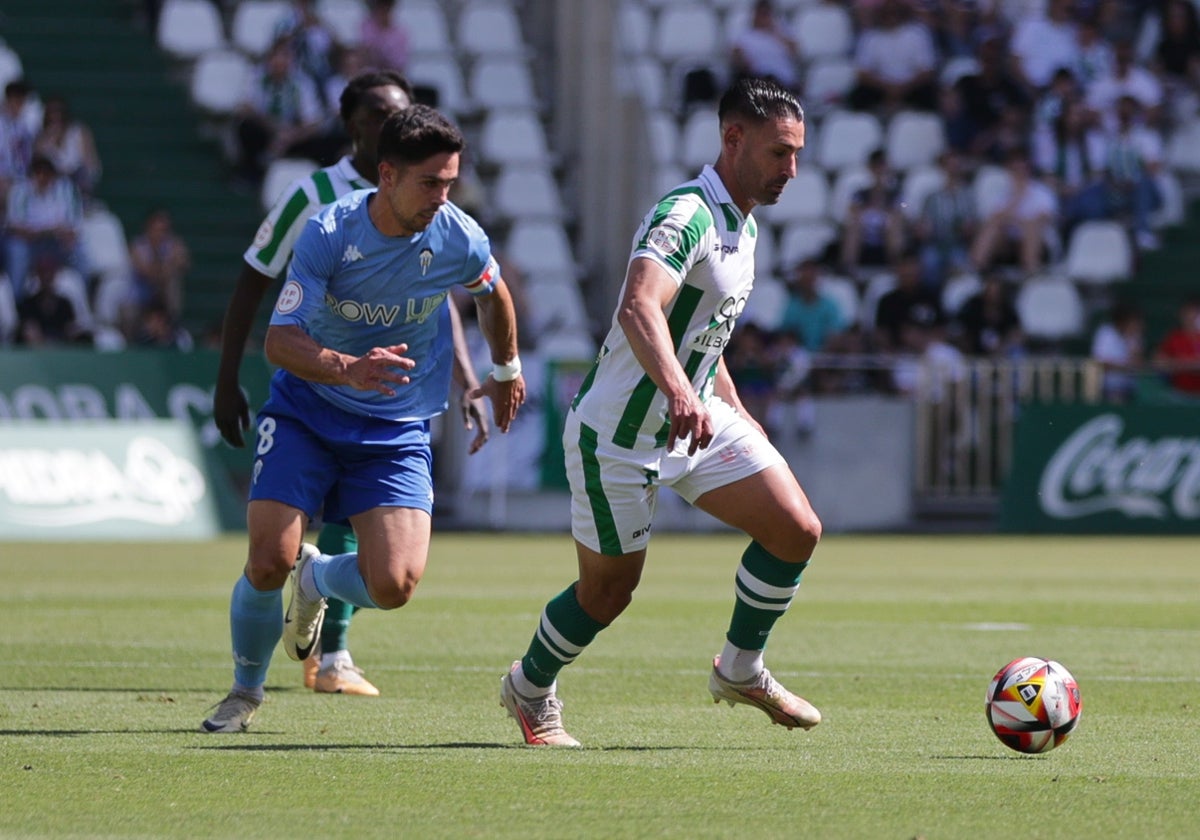 Kike Márquez conduce el balón durante el partido ante el Alcoyano