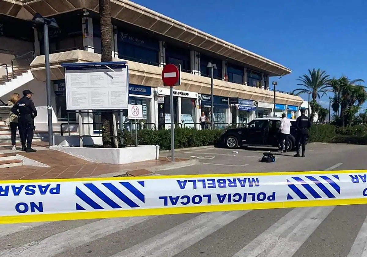 Centro comercial de Guadalmina acordonado tras un tiroteo el pasado año
