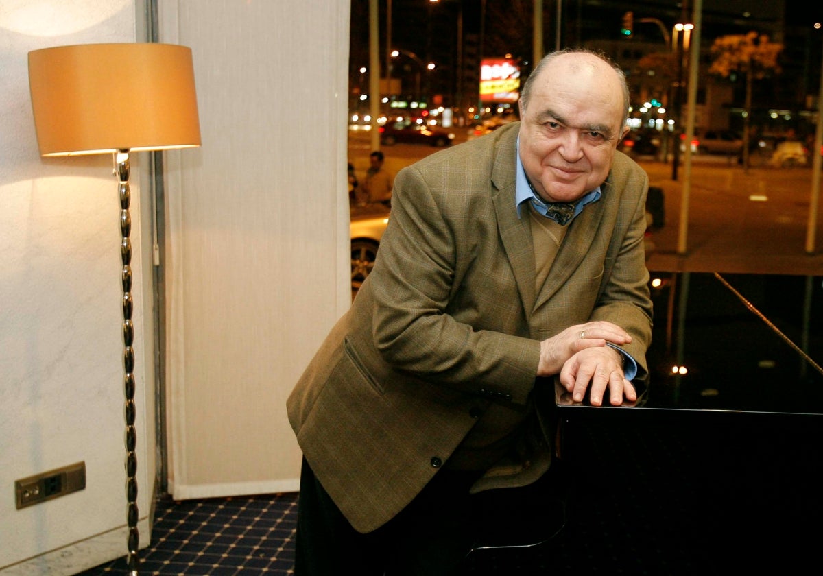 Lorenzo Palomo posa en un piano en una entrevista con ABC Córdoba