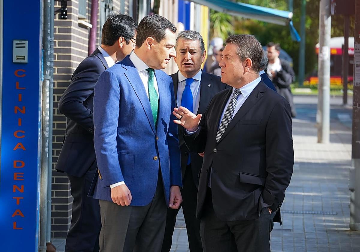 Moreno y García-Page conversan junto al consejero Antonio Sanz
