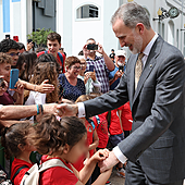 El curioso momento en el que una niña le pellizca al Rey Felipe VI para comprobar si es real