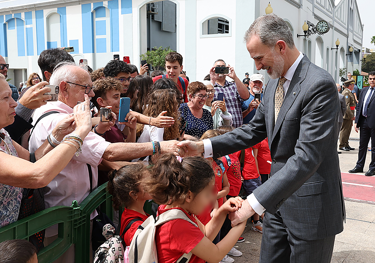 El Rey Felipe VI recibe el pellizco de una niña en Las Palmas de Gran Canaria