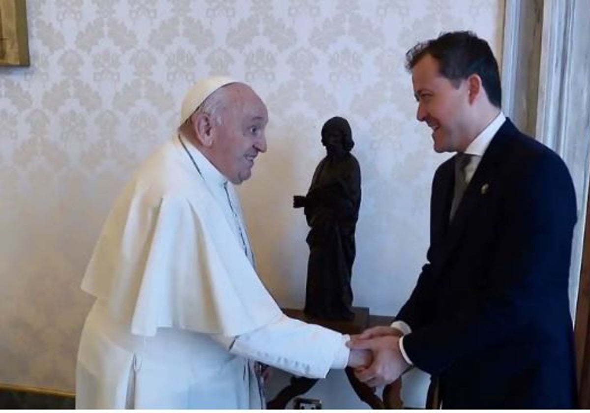 El Papa, con Carlos Velázquez, alcalde de Toledo