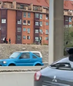 Imagen secundaria 2 - Una pasarela peatonal que cruza la A-3, donde se han registrado lanzamientos; debajo, la luna de un autobús de la EMT reventada por un joven en Puente de Vallecas, y otro grupo de adolescentes arroja piedras contra los vehículos en la M-40.