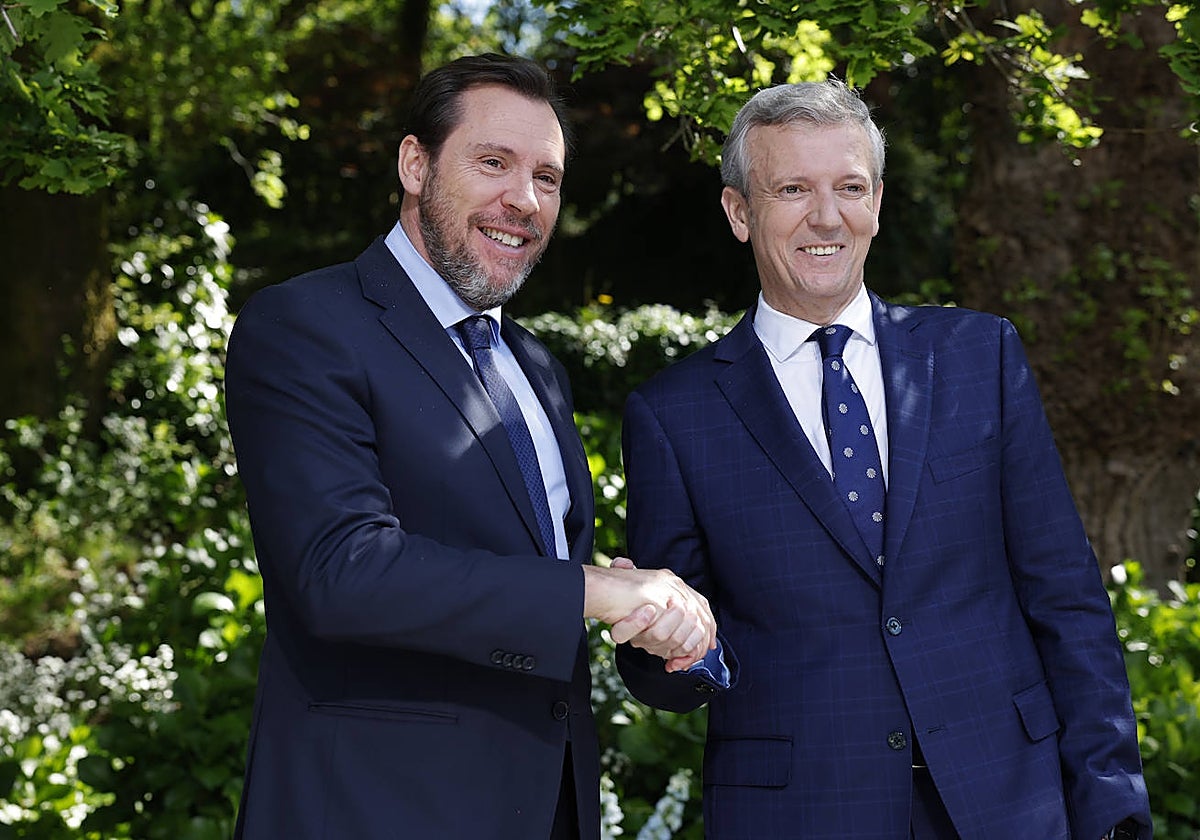 Alfonso Rueda (d), posa junto al ministro de Transportes, Óscar Puente (i), que acudió como representante del Gobierno