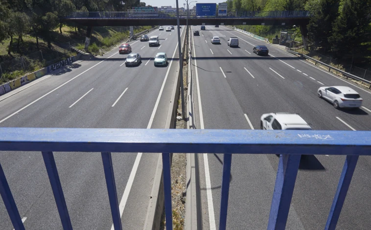 Imagen principal - Una pasarela peatonal que cruza la A-3, donde se han registrado lanzamientos; debajo, la luna de un autobús de la EMT reventada por un joven en Puente de Vallecas, y otro grupo de adolescentes arroja piedras contra los vehículos en la M-40.