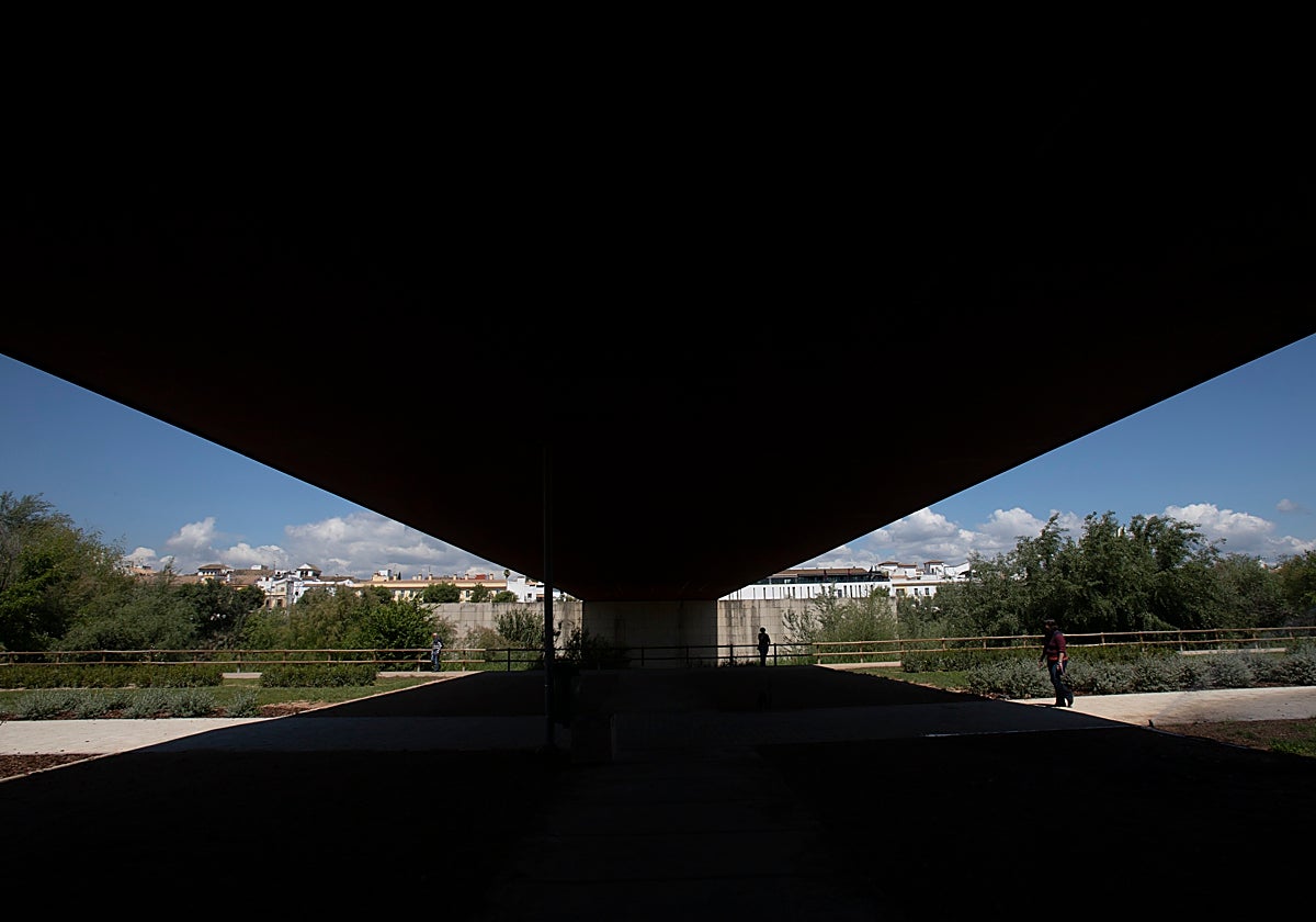 Parte inferior del Puente de Miraflores de Córdoba por el Guadalquivir
