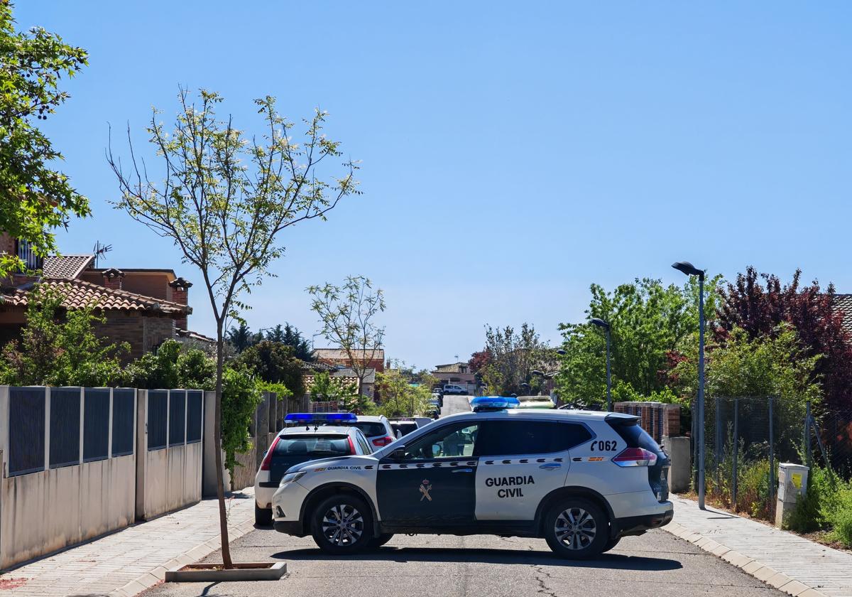 Vehículos de la Guardia Civil en la calle donde tuvieron lugar los hechos