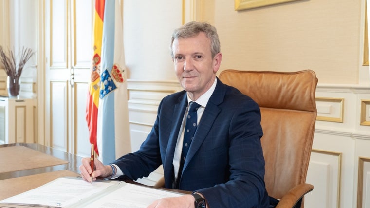 Rueda, firmando este domingo el decreto de nombramiento de los miembros de su ejecutivo