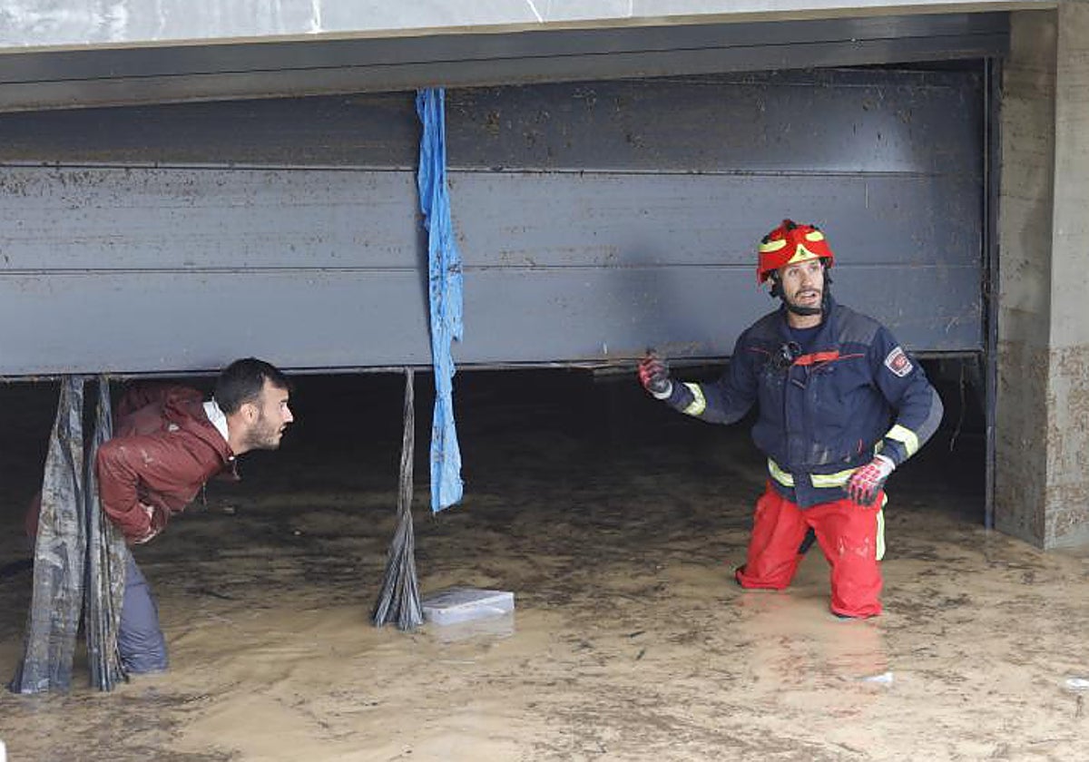 Un bombero regional en pleno operativo en las tormentas de septiembre en El Álamo