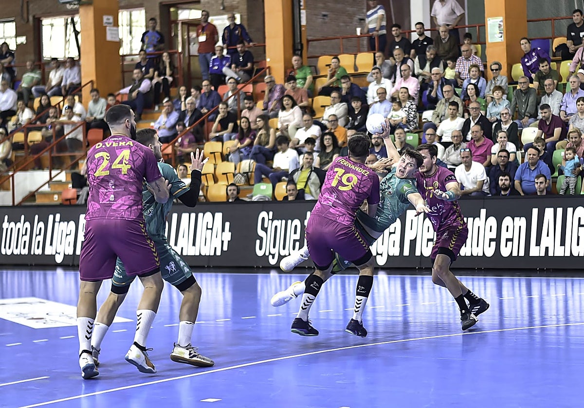 El Ángel Ximénez durante su partido en la pista del Cuenca