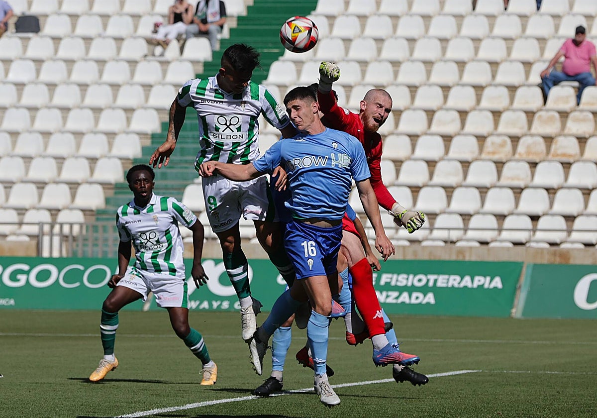 Imagen del encuentro entre Córdoba y Alcoyano en El Arcángel bajo un sol de justicia