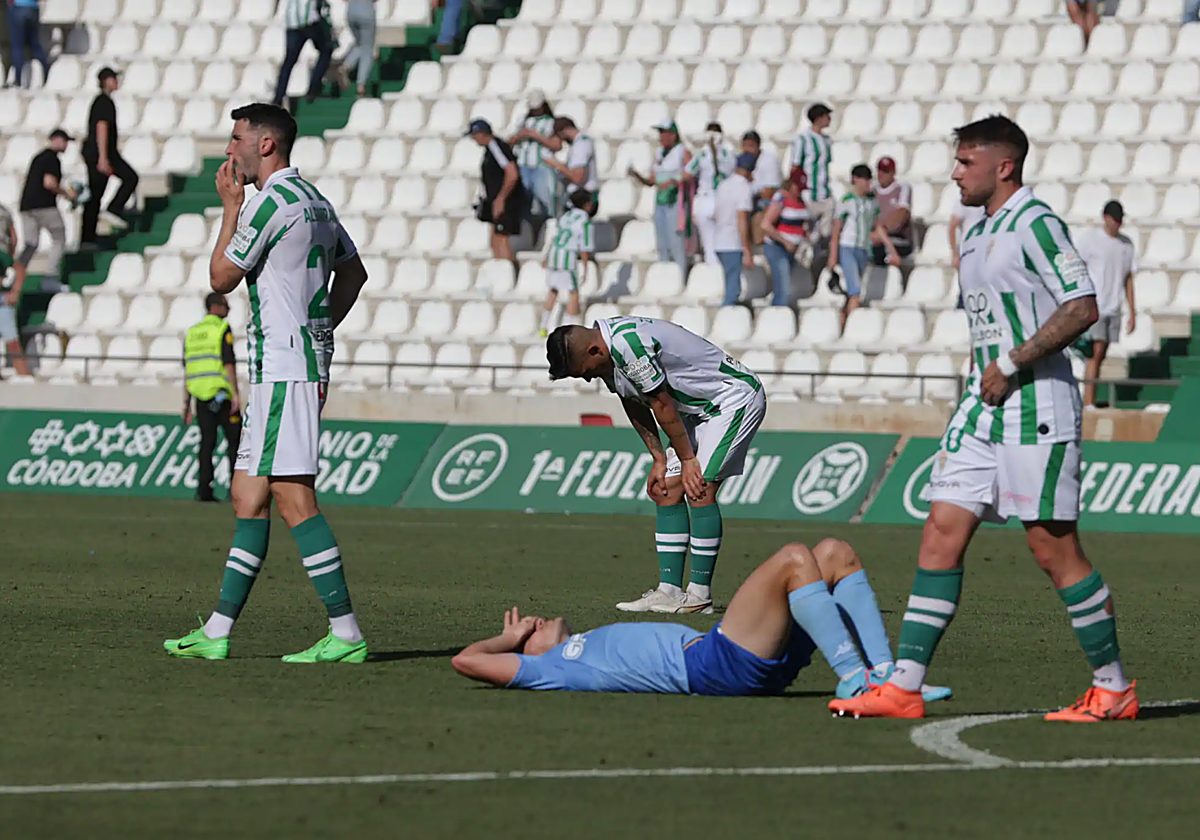 Los jugadores del Córdoba durante el partido ante el Alcoyano en El Arcángel