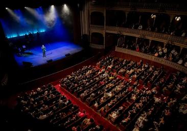 La magia de Paco de Lucía inunda el Teatro Falla con los Grammy