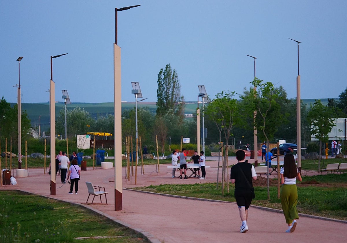 Uno de los caminos de la zona norte del Parque de Levante con neuvas farolas y mobiliario