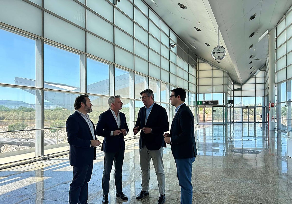 El alcalde de Puente Genil, Sergio Velasco, y el de Herrera, Jorge Muriel en la estación del AVE