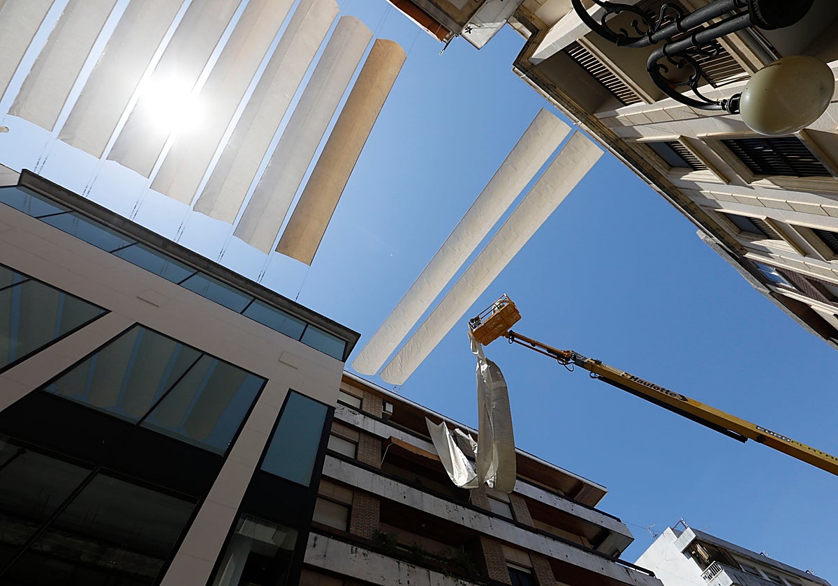 Montaje de toldos en una calle del Centro de Córdoba