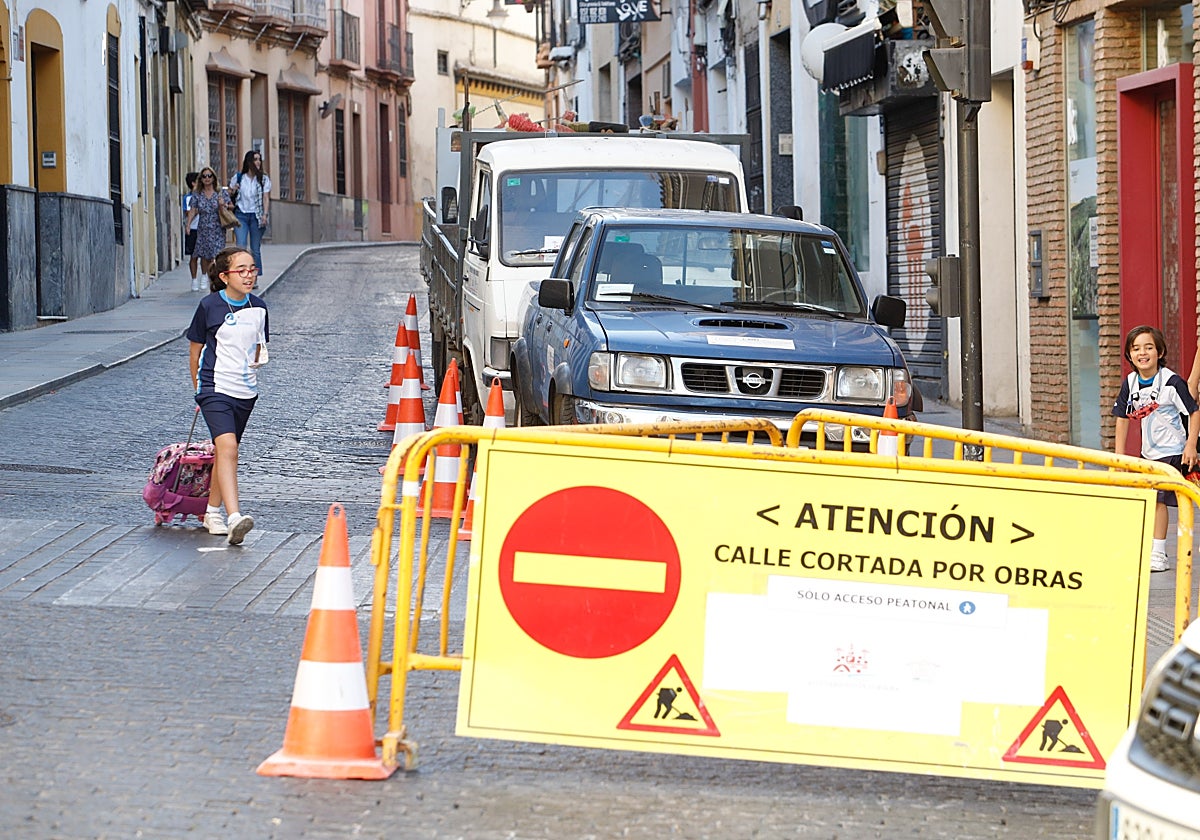 Una valla al principio de la calle Alfaros, una de las incluidas en el plan anual de obras