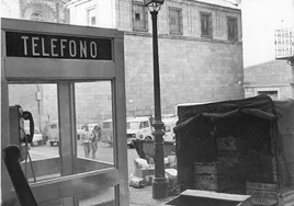 Una de las primeras cabinas instaladas fue junto al Teatro Rojas, en la plaza Mayor, rodeada habitualmente de carretillas y cajas de mercancías. Foto de Gabriel Carvajal Chinchón fechada en 1976. Archivo Municipal de Toledo