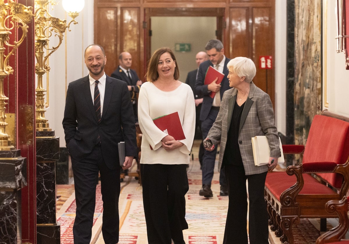 Los socialistas Gómez de Celis, Armengol y Leal, la semana pasada, de camino a la reunión de la Mesa del Congreso