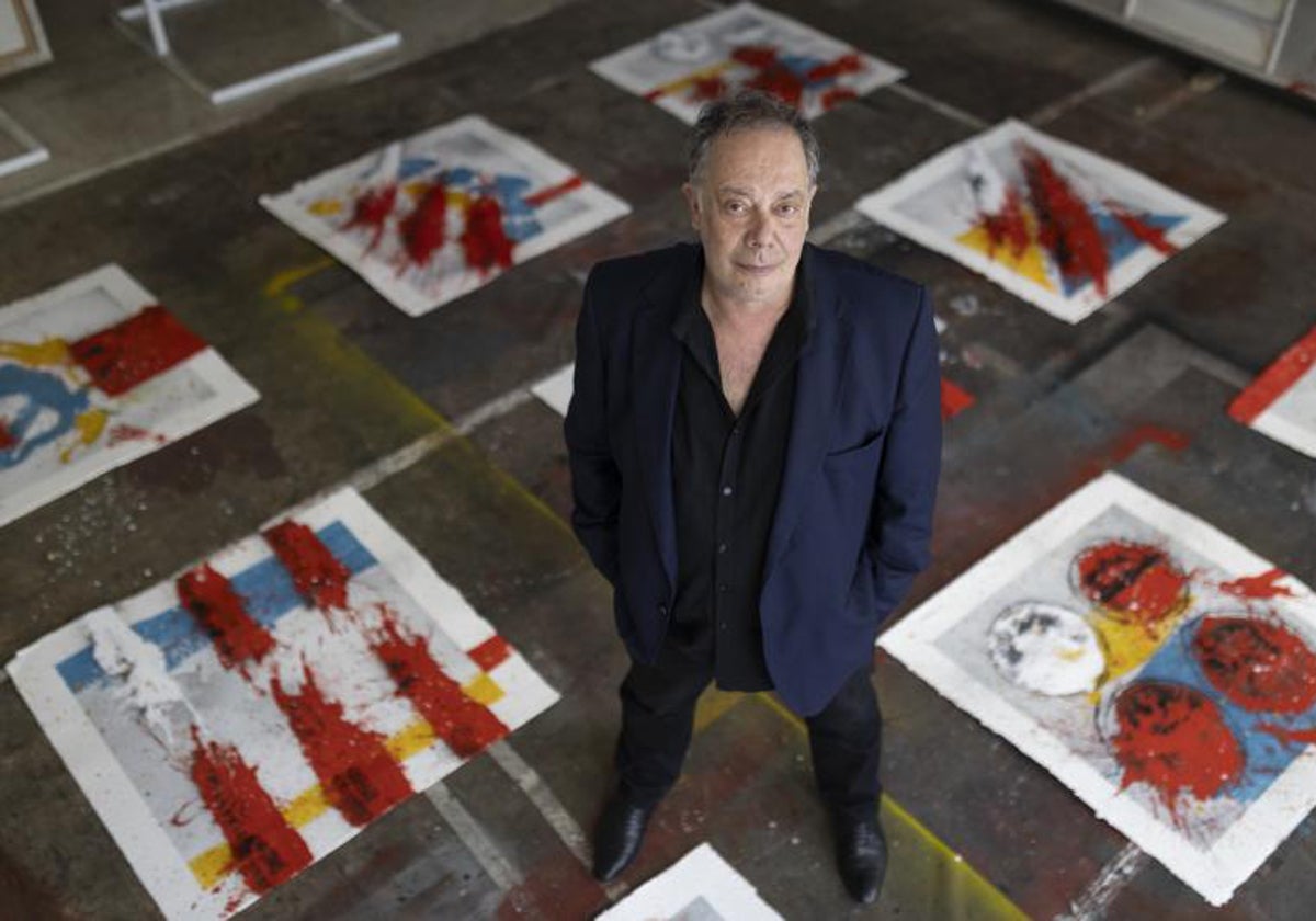 El pintor en su estudio, rodeado de creaciones