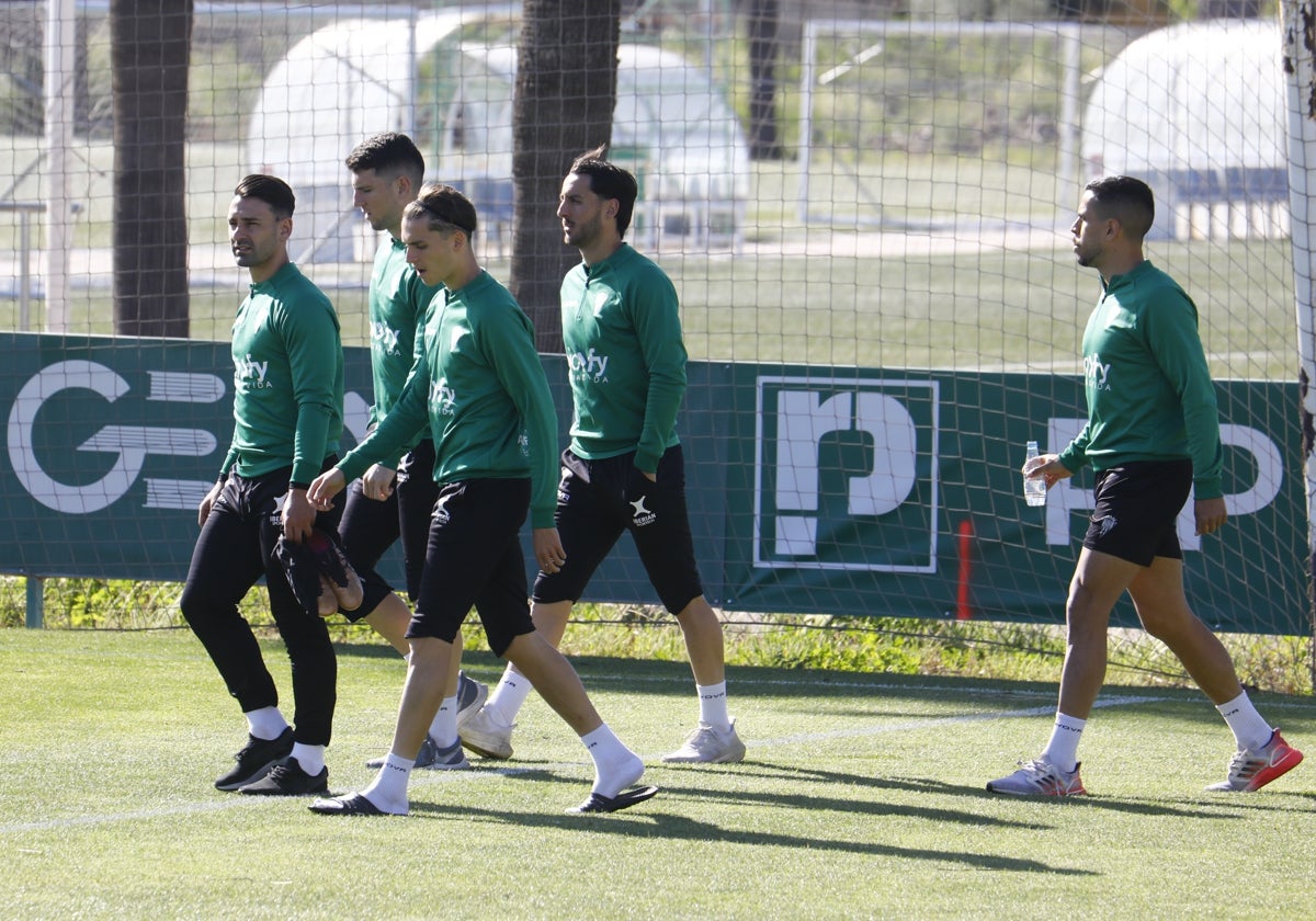 Los jugadores blanquiverdes camino al entrenamiento en la Ciudad Deportiva del club