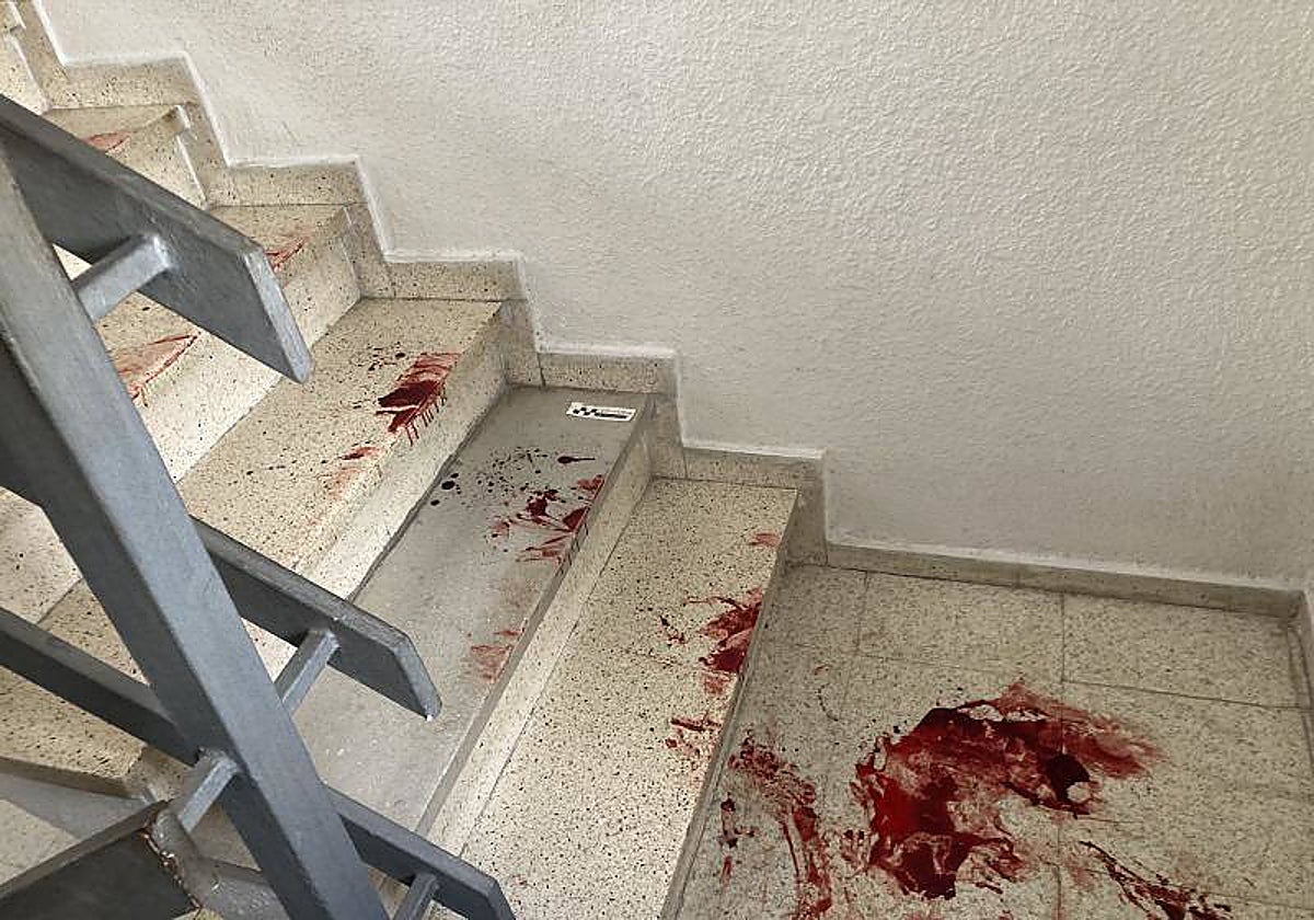 Escalera por la que bajó herido de muerte el vecino de Platero Pedro de Bares en Córdoba
