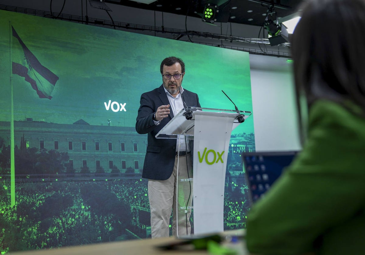 El portavoz de Vox, José Antonio Fúster, en la sede de la calle Bambú