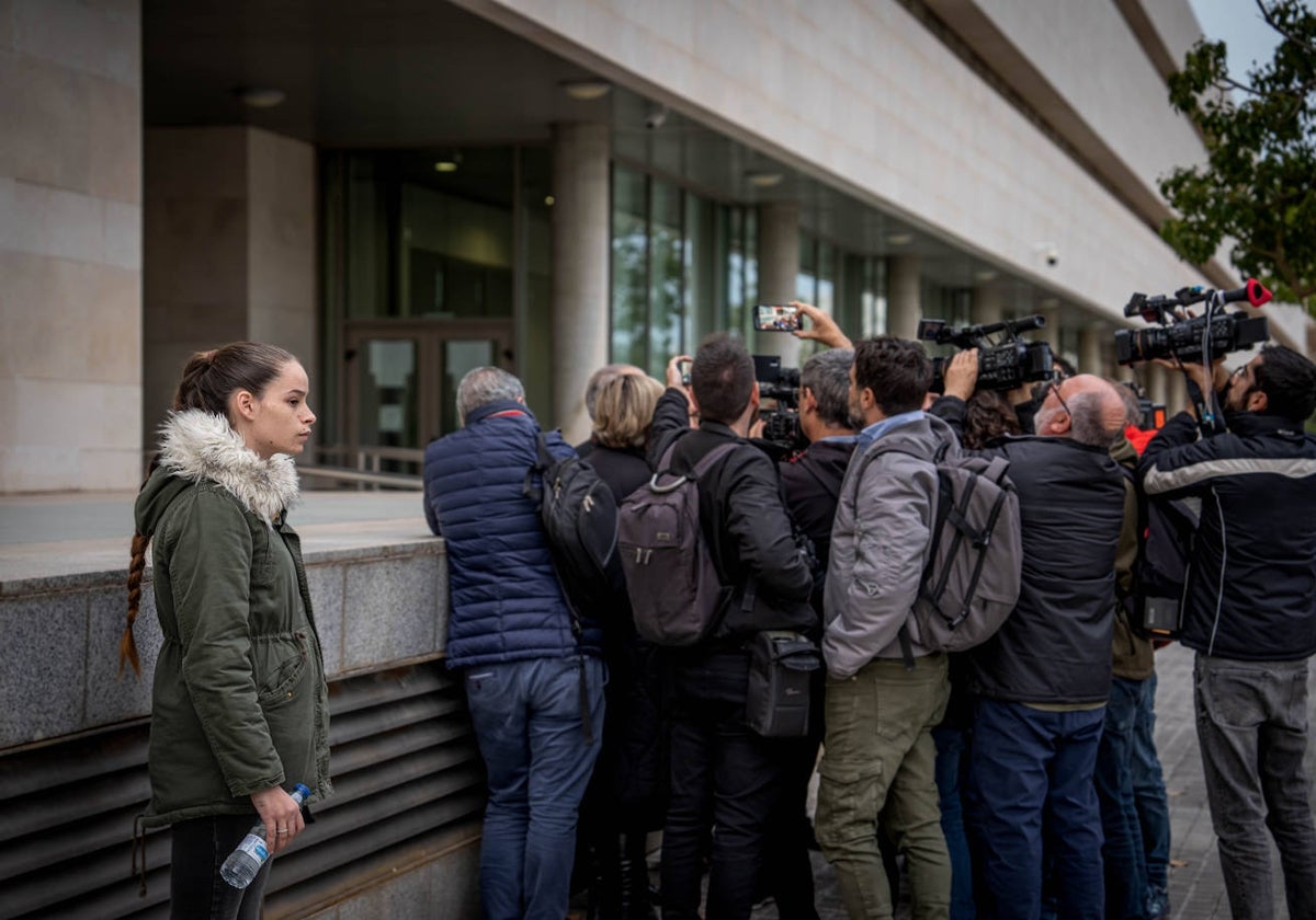 Imagen de archivo de la joven que ha ganado el recurso esperando mientras su abogado atiende a los medios de comunicación en la Ciudad de la Justicia de Valencia