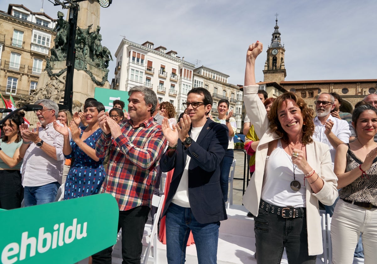 Otxandiano, con gafas en el centro, candidato de Bildu a lendakari