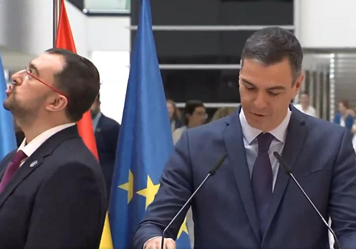 Sánchez, esta mañana en el HUCA de Oviedo. A la izquierda, Barbón chistando al espontáneo