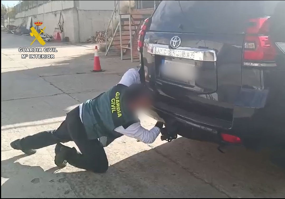 Un guardia civil inspecciona uno de los vehículos