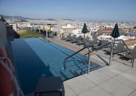 Las piscinas privadas de hoteles y comunidades en Cataluña podrán abrir si permiten el acceso al público