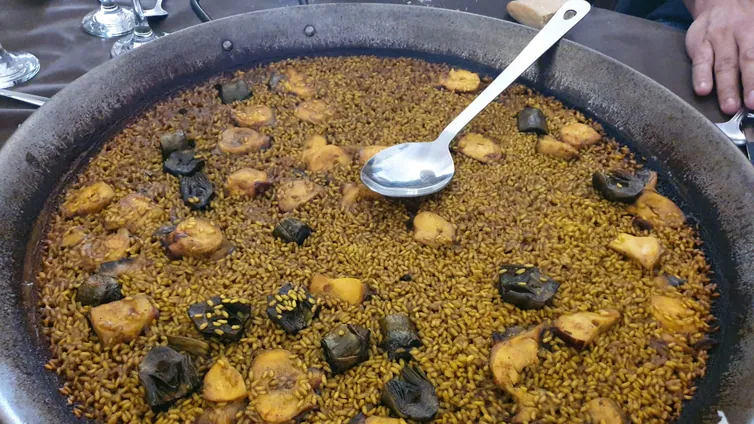 Castalla fusiona cocina y cultura en unos 'tardeos' gastronómicos: gazpachos, arroz, pulpo y sevillanas como en la Feria de Abril