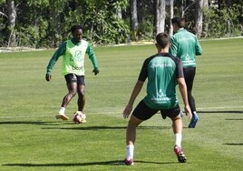 Diarra entrena junto a sus compañeros en la Ciudad Deportiva del Córdoba CF