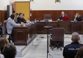 El decapitador de Huelva, a la izquierda, durante el juicio