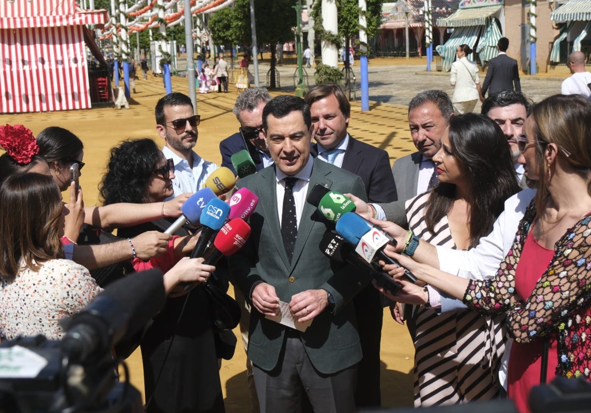 Juanma Moreno, durante una atención a los medios este martes en la Feria de Abril de Sevilla