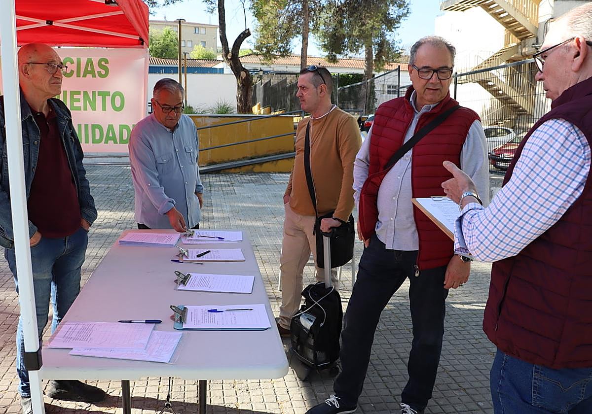 Representantes asociativos, ayer en la mesa de firmas