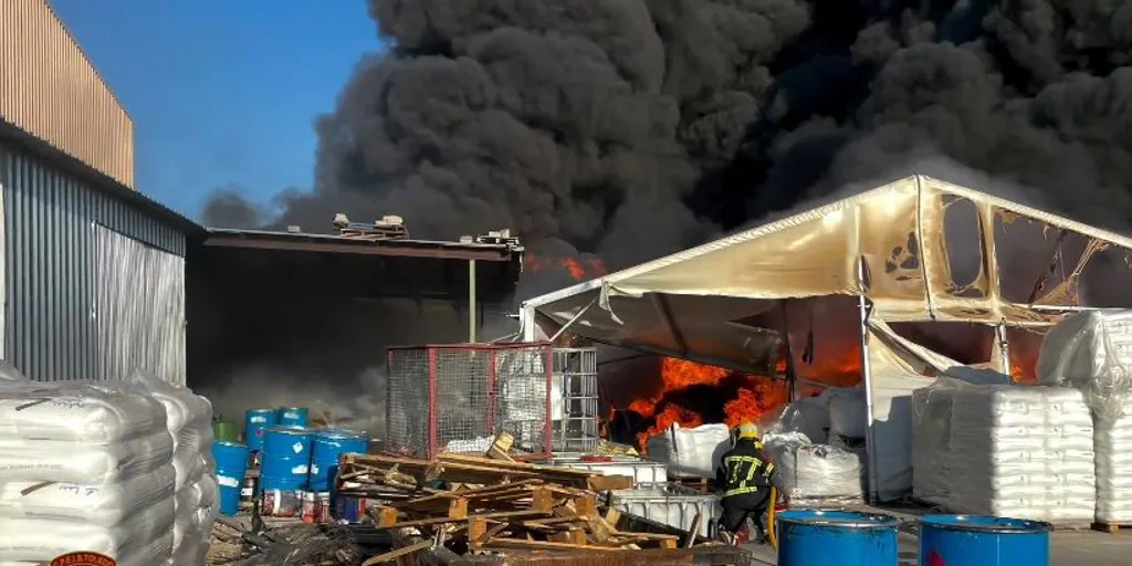 Extinguido el incendio que ha afectado a una fábrica de plásticos de Madridejos