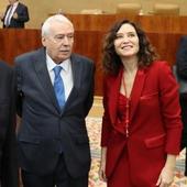 Joaquín Leguina, junto a Alberto Ruiz-Gallardón e Isabel Díaz Ayuso el pasado mes de diciembre