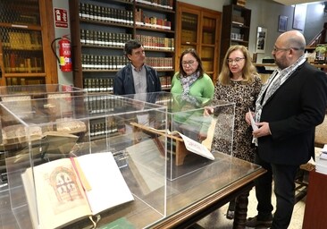 Enrique García, Dolores de Ancos, y Flor Martín con el diputado de Cultura, Tomás Arribas, en el Archivo de la Diputación de Toledo
