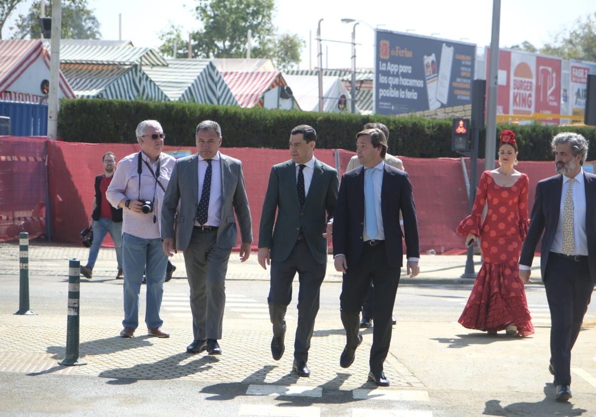 Juanma Moreno, en el centro de la imagen, a su llegada a la Feria de Abril de Sevilla