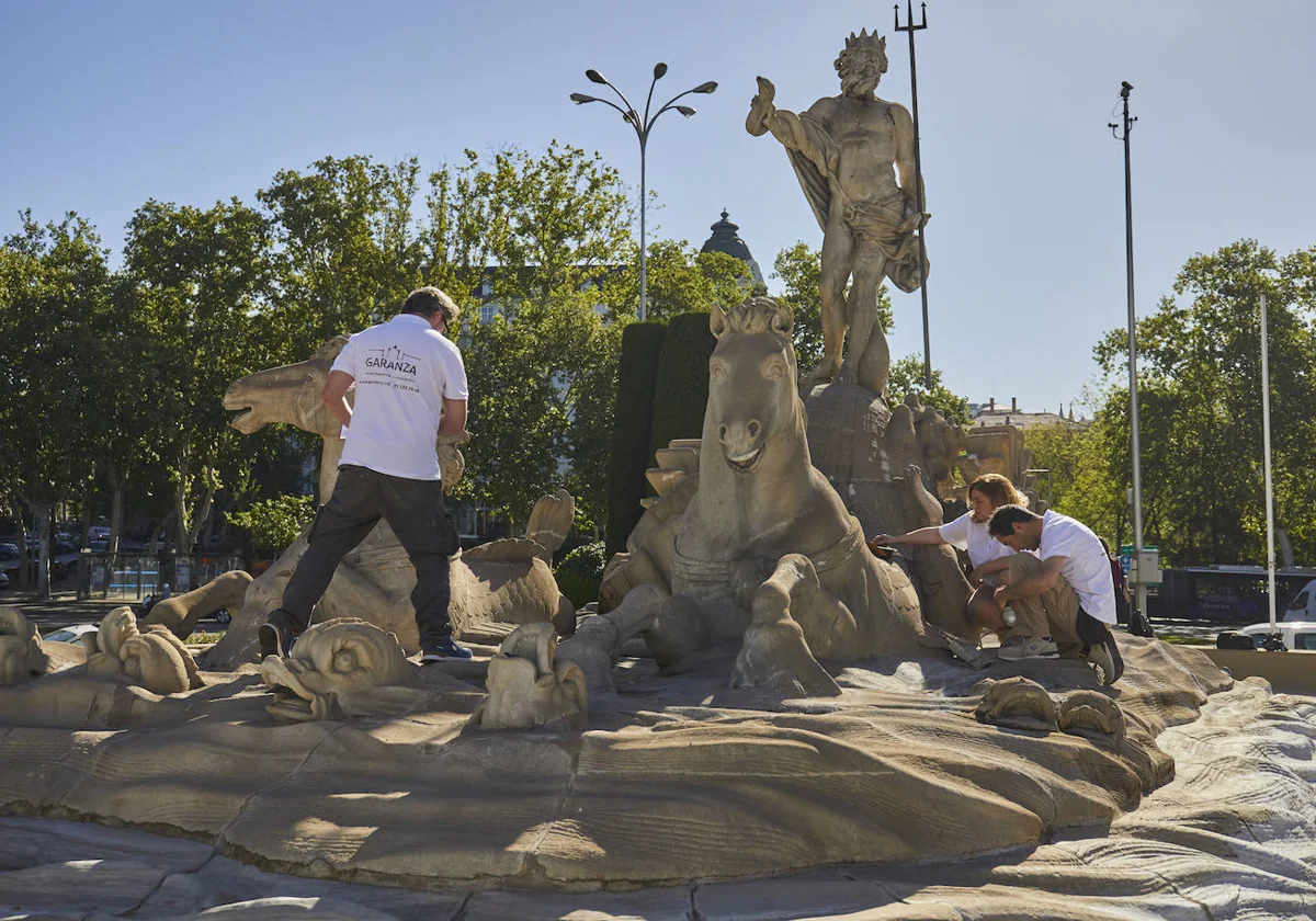 Un grupo de expertos analiza la escultura al dios Neptuno, este martes, en el paseo del Prado