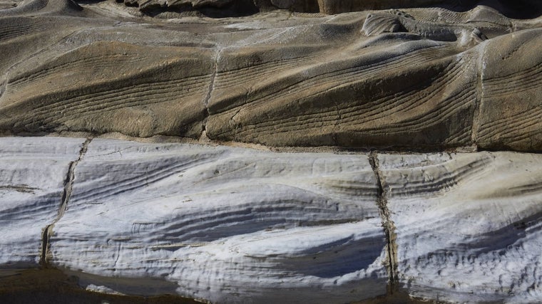 Solo la parte inferior de la escultura de Neptuno, que imita las olas del mar, conserva el tono blanquecino del mármol