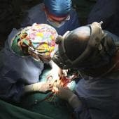 Médicos durante una operación en el Hospital Reina Sofía de Córdoba