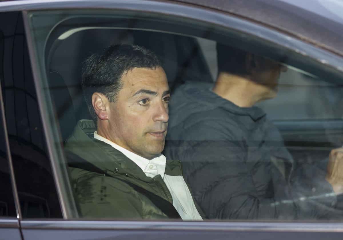 El candidato del PNV a lendakari, Imanol Pradales, saliendo del hospital tras el ataque en Barakaldo