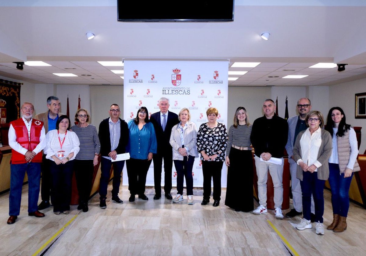 El alcalde de Illescas (centro) con representantes de las asociaciones firmantes